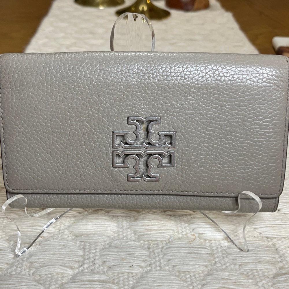 EUC Tory Burch Britten Envelope Wallet Wristlet Gray Heron Grey Silver